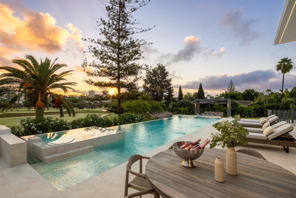 Villa – Chalet — Nueva Andalucía
