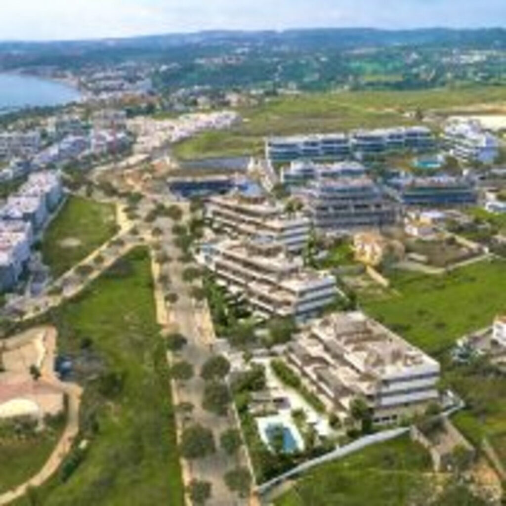 Апартамент средний этаж — Estepona
