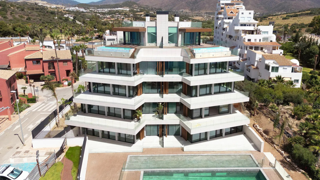 Апартамент средний этаж — Estepona