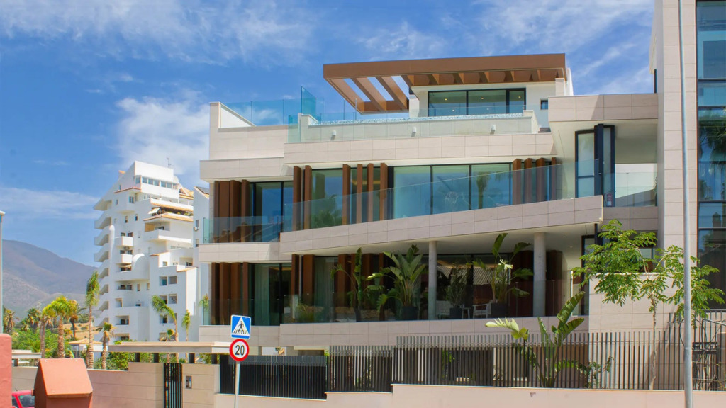 Апартамент средний этаж — Estepona