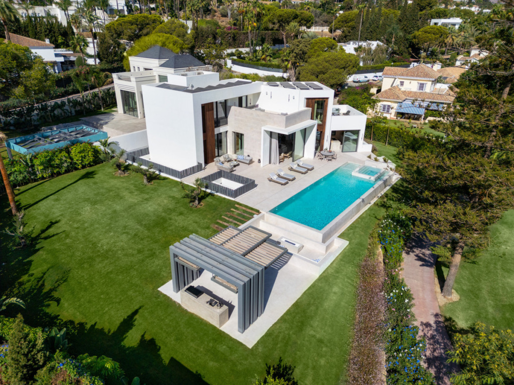Villa – Chalet — Nueva Andalucía