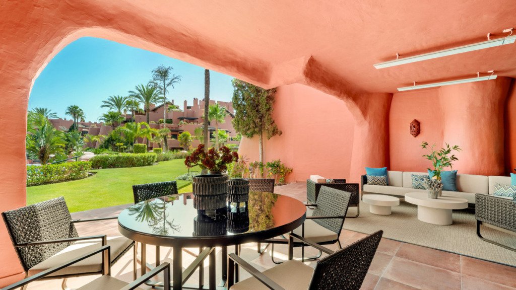 Апартамент средний этаж — Estepona