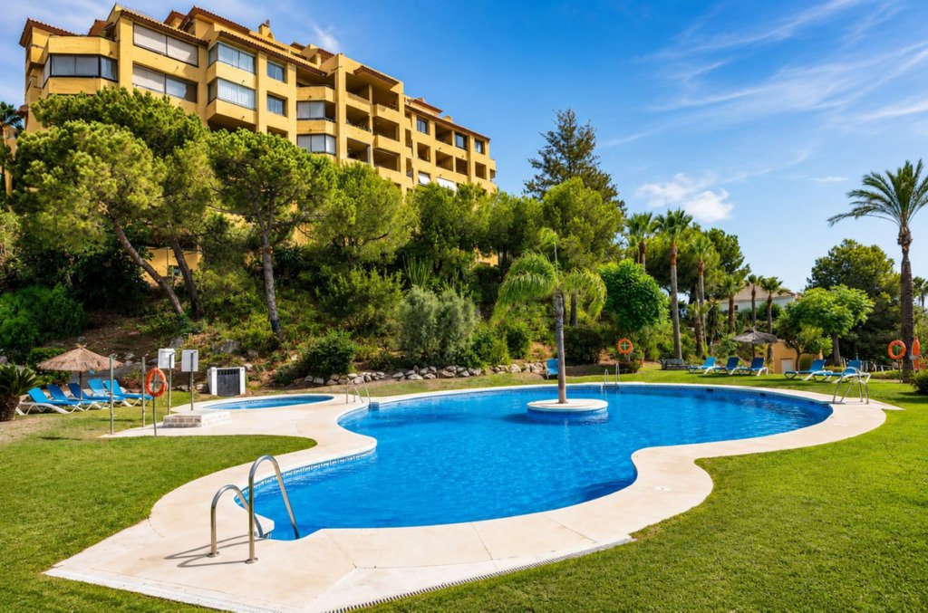 Апартамент средний этаж — Estepona