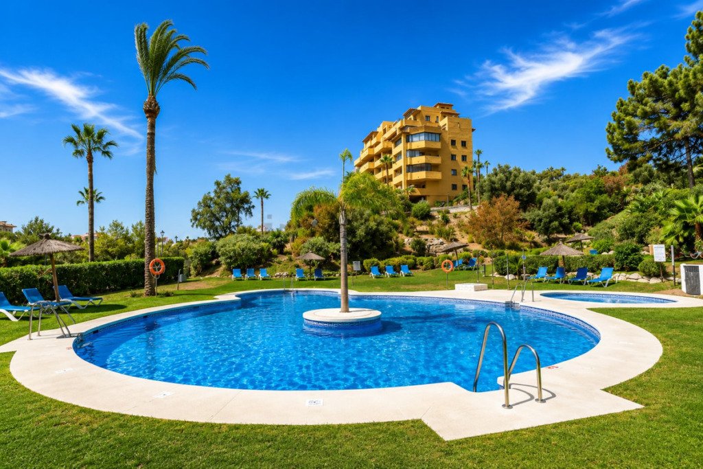 Апартамент средний этаж — Estepona