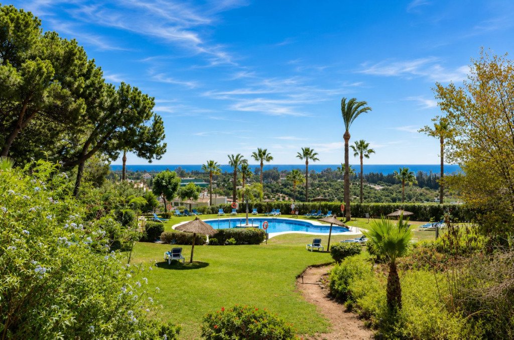 Апартамент средний этаж — Estepona