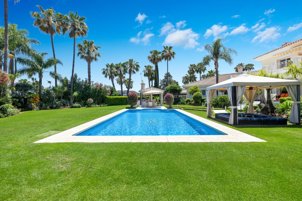 Detached Villa — Nueva Andalucía