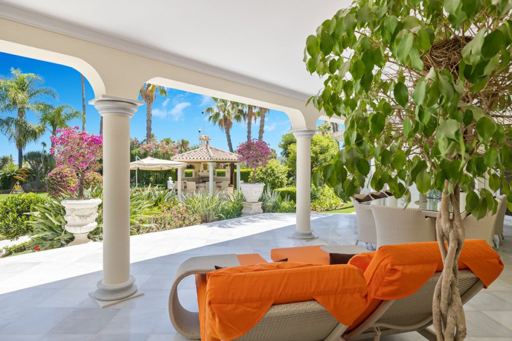 Detached Villa — Nueva Andalucía