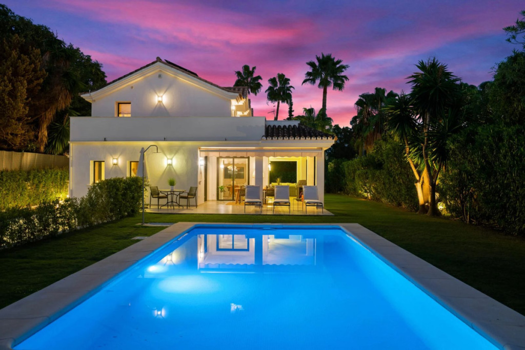 Detached Villa — Nueva Andalucía