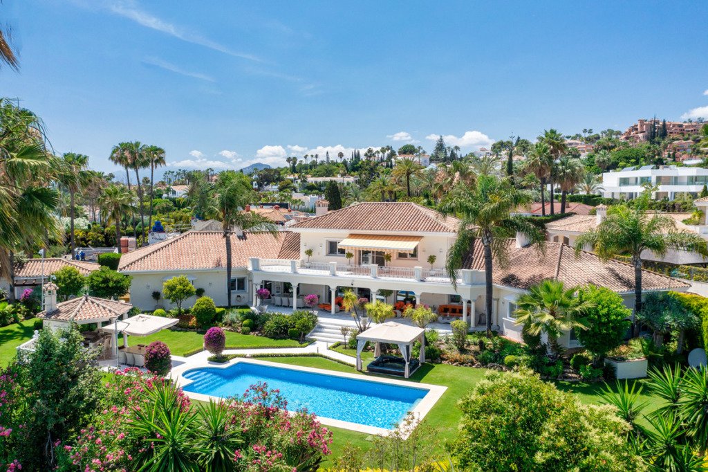 Detached Villa — Nueva Andalucía
