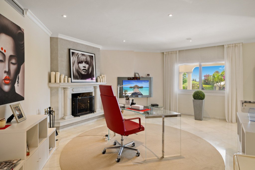 Detached Villa — Nueva Andalucía