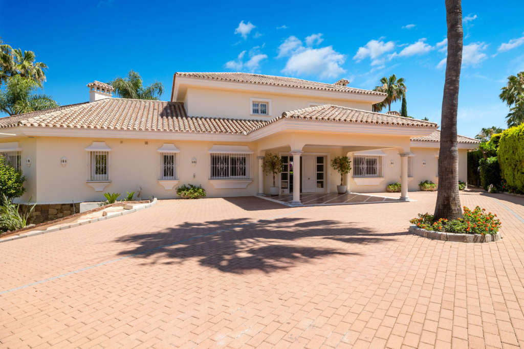 Villa – Chalet — Nueva Andalucía
