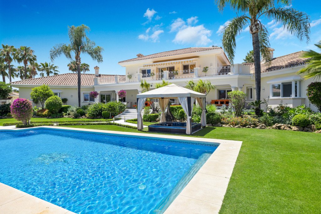 Detached Villa — Nueva Andalucía