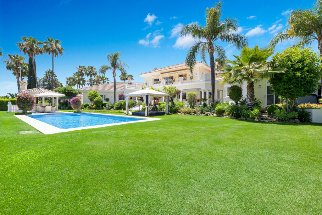 Villa – Chalet — Nueva Andalucía