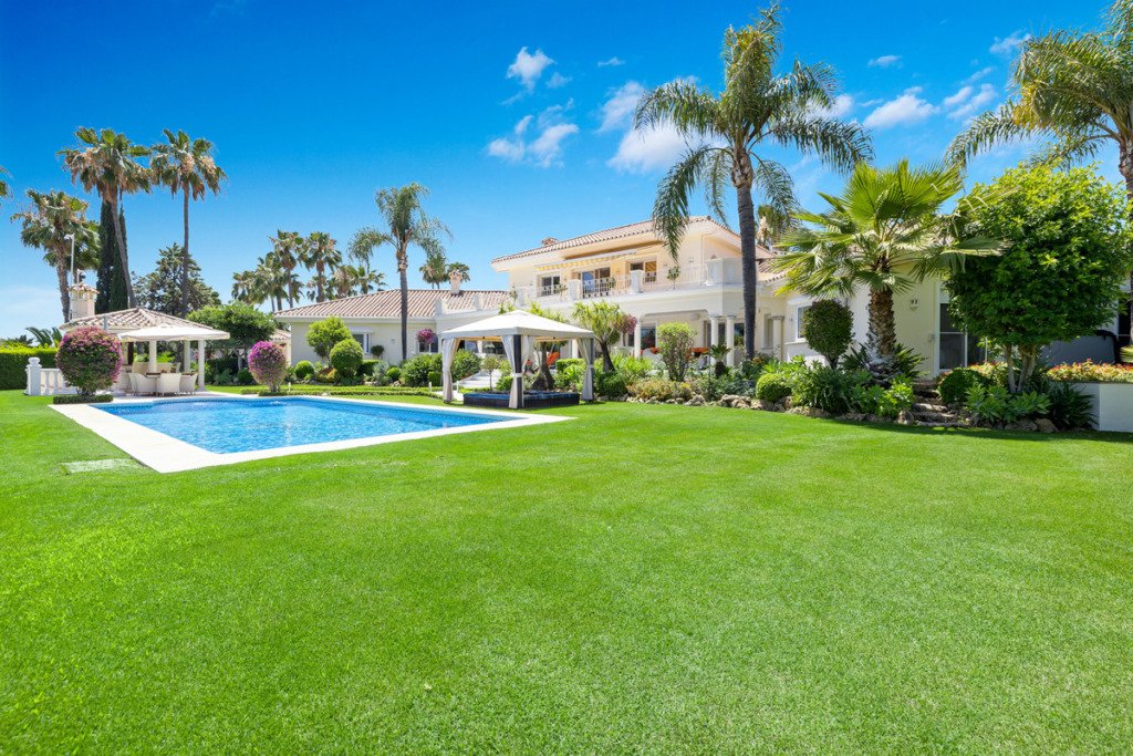 Detached Villa — Nueva Andalucía