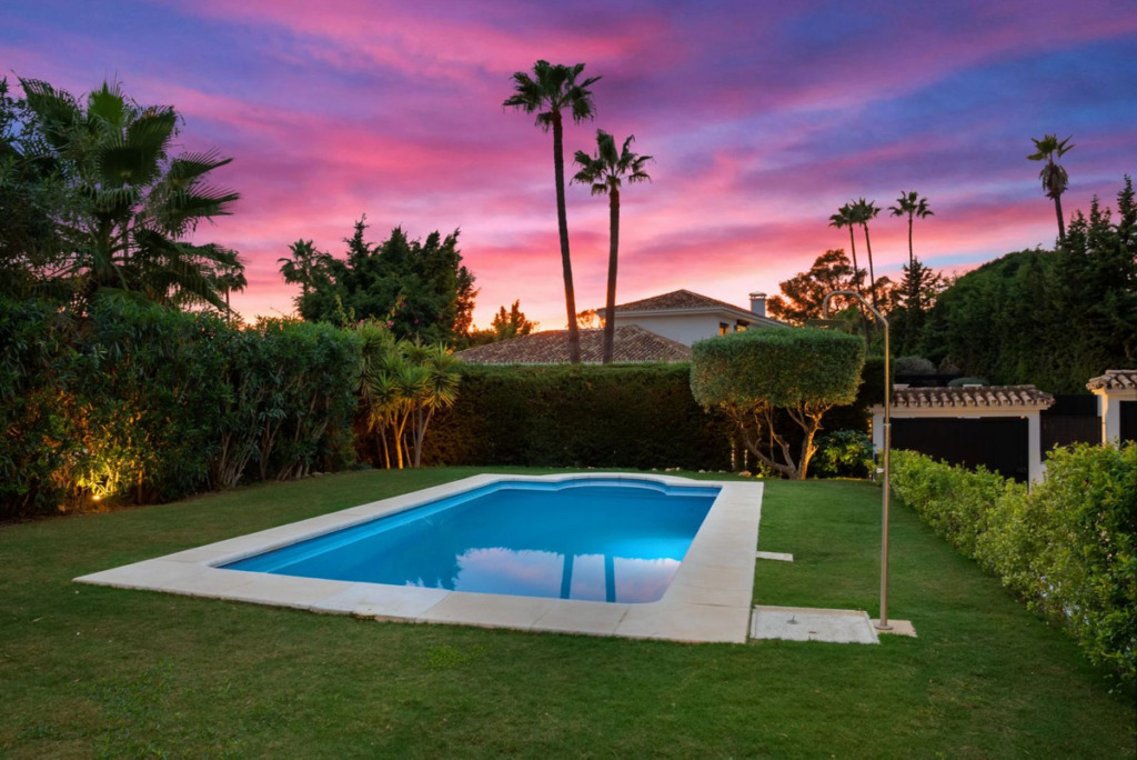 Detached Villa — Nueva Andalucía