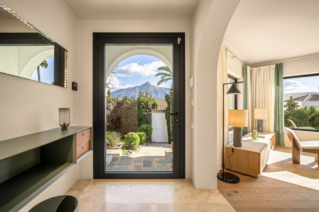 Detached Villa — Nueva Andalucía