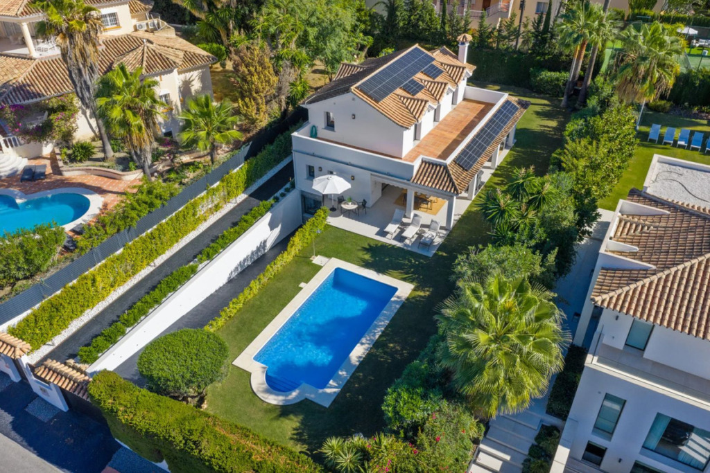 Detached Villa — Nueva Andalucía