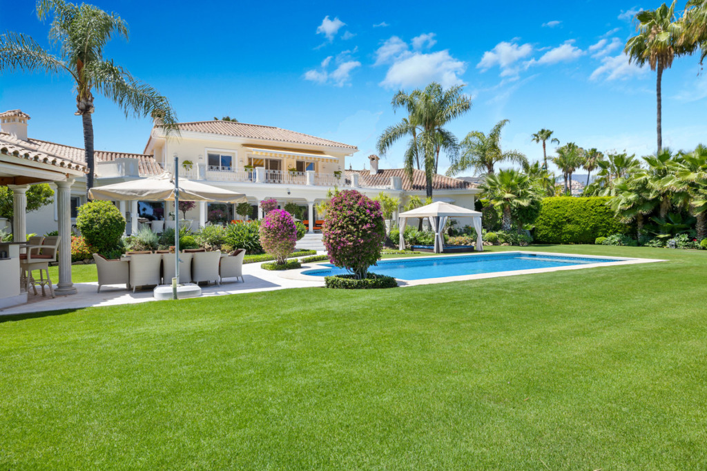 Villa – Chalet — Nueva Andalucía