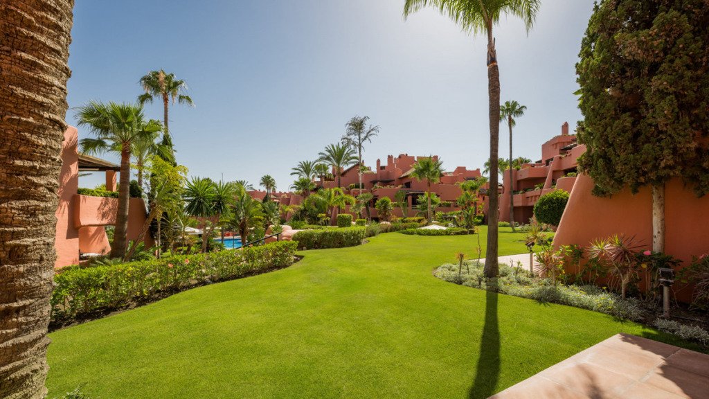 Апартамент средний этаж — Estepona