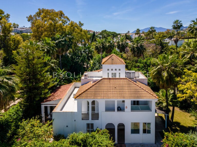 Villa – Chalet — Nueva Andalucía