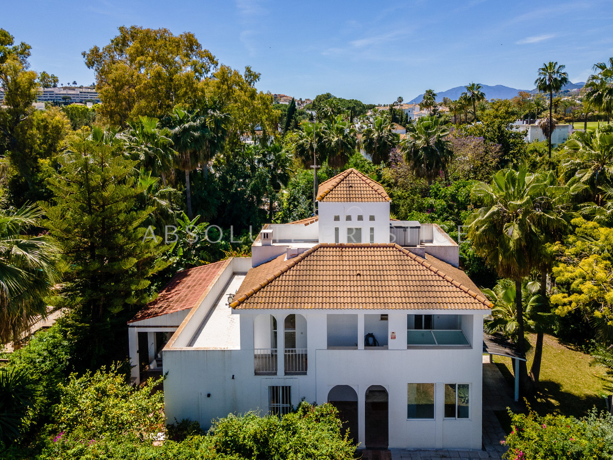 Villa – Chalet — Nueva Andalucía