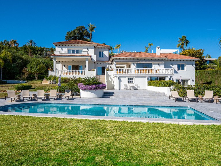 Detached Villa — Nueva Andalucía