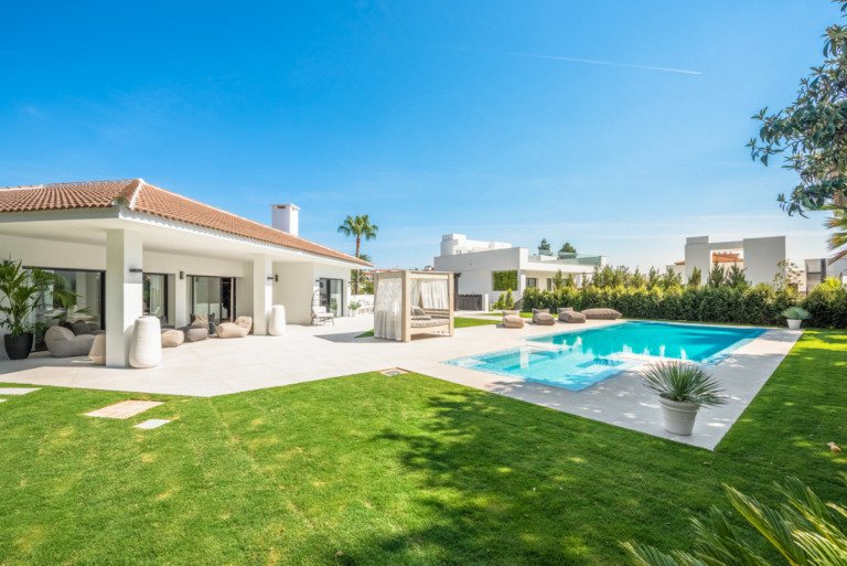 Detached Villa — Nueva Andalucía