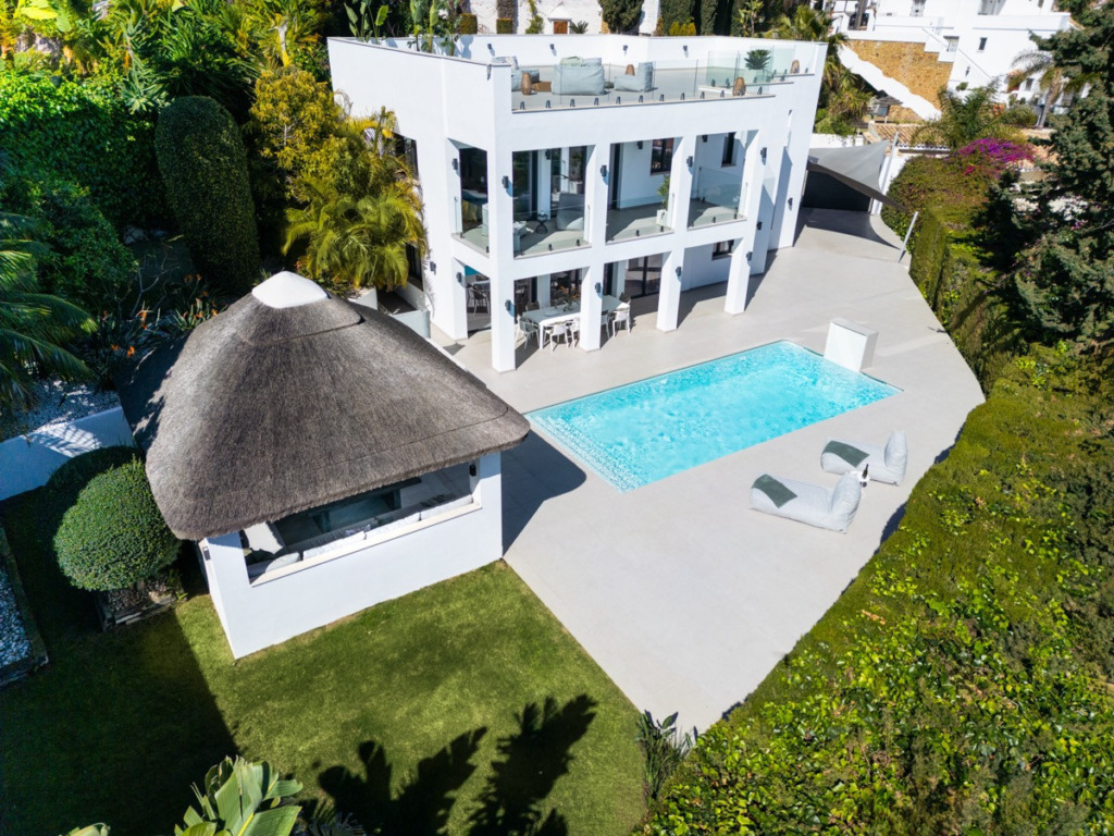 Detached Villa — Nueva Andalucía