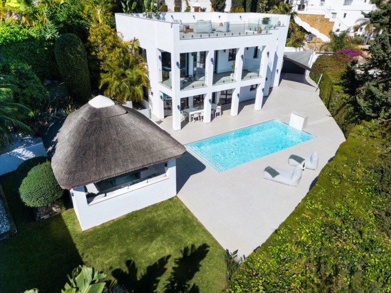 Detached Villa — Nueva Andalucía