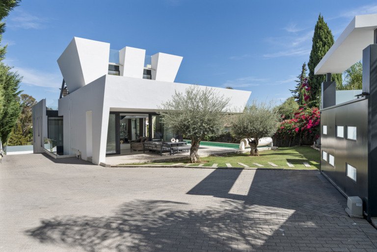 Detached Villa — Nueva Andalucía