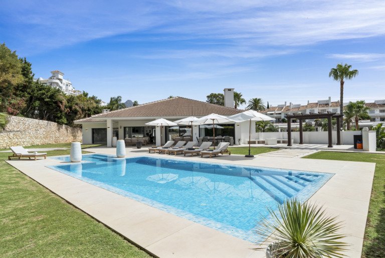 Detached Villa — Nueva Andalucía