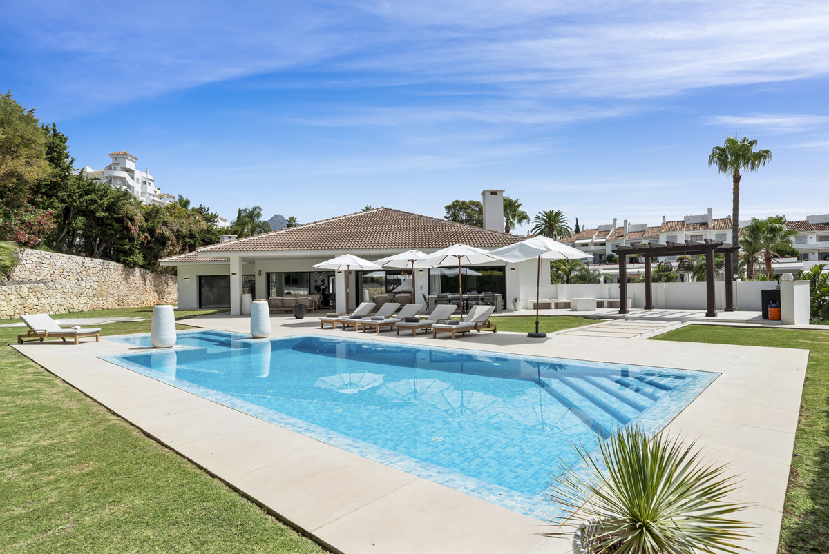 Detached Villa — Nueva Andalucía