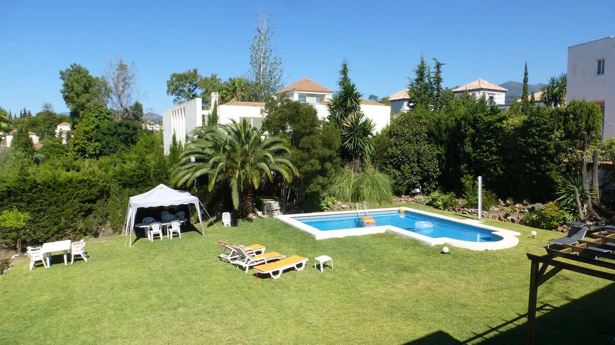 Detached Villa — Nueva Andalucía