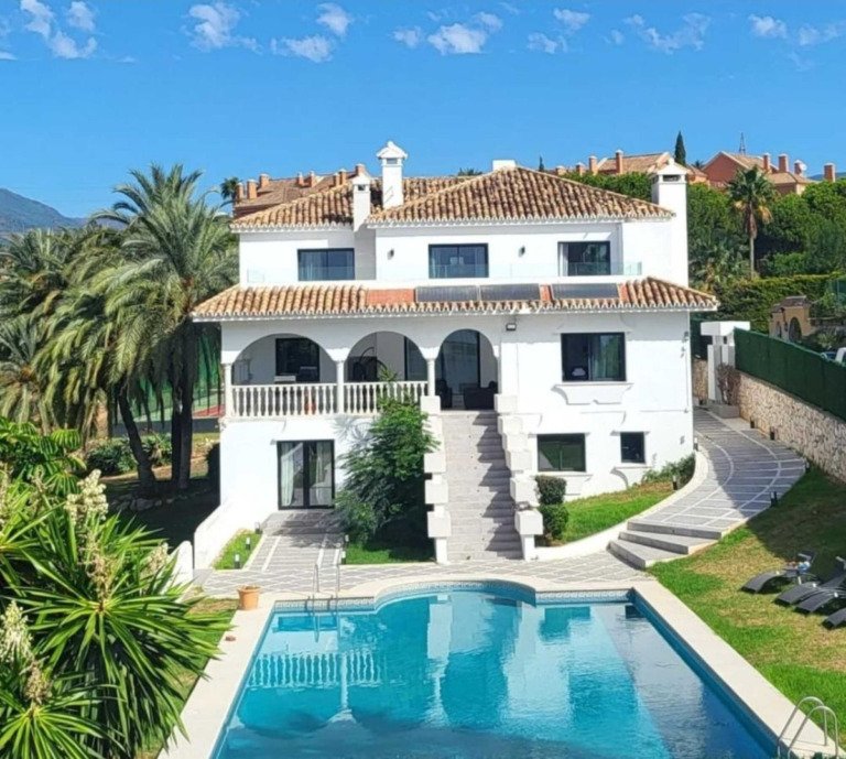 Detached Villa — Nueva Andalucía
