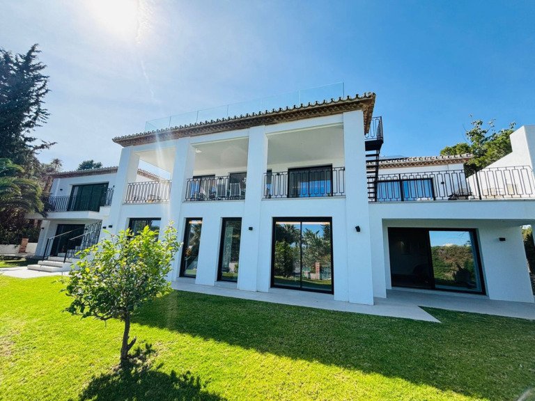 Detached Villa — Nueva Andalucía