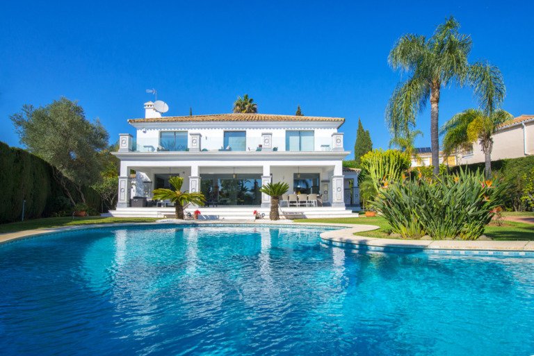 Detached Villa — Nueva Andalucía