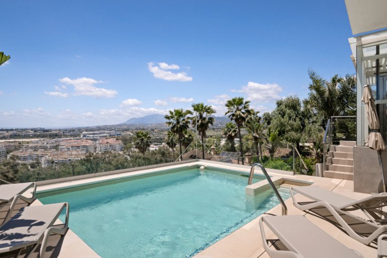Villa – Chalet — Nueva Andalucía