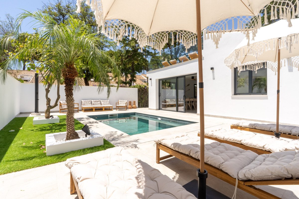 Detached Villa — Nueva Andalucía