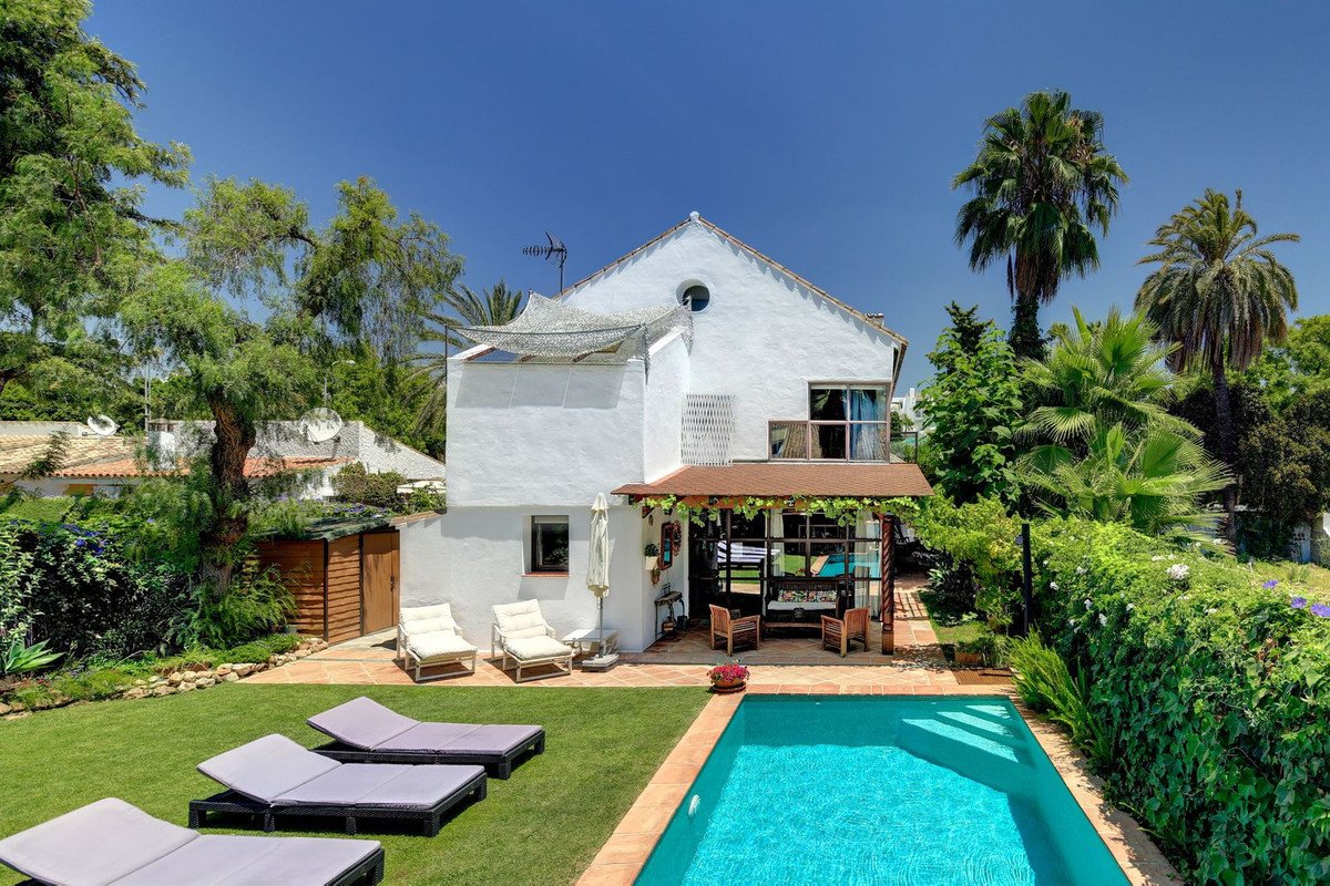Villa – Chalet — Nueva Andalucía