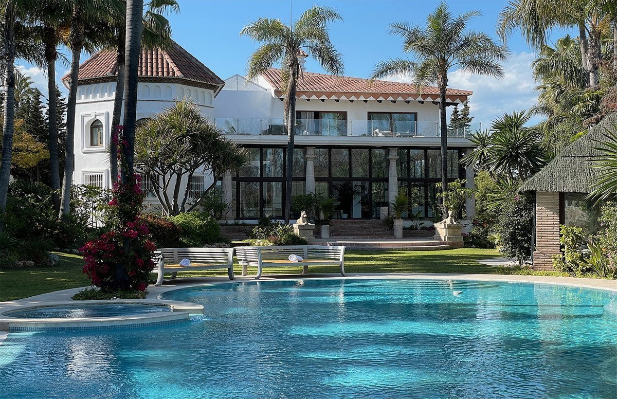 Detached Villa — Nueva Andalucía