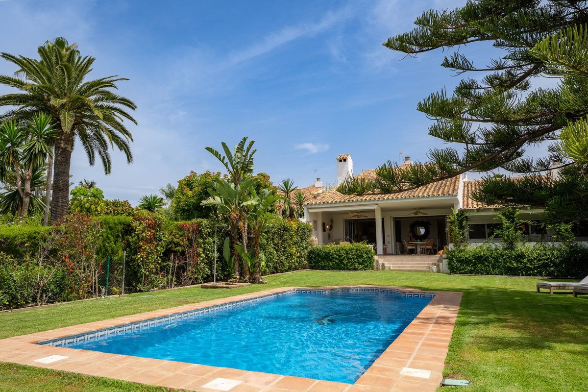 Villa – Chalet — Guadalmina Baja