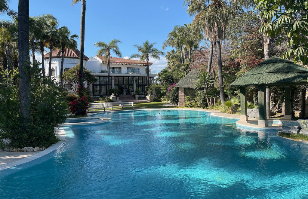 Villa – Chalet — Nueva Andalucía