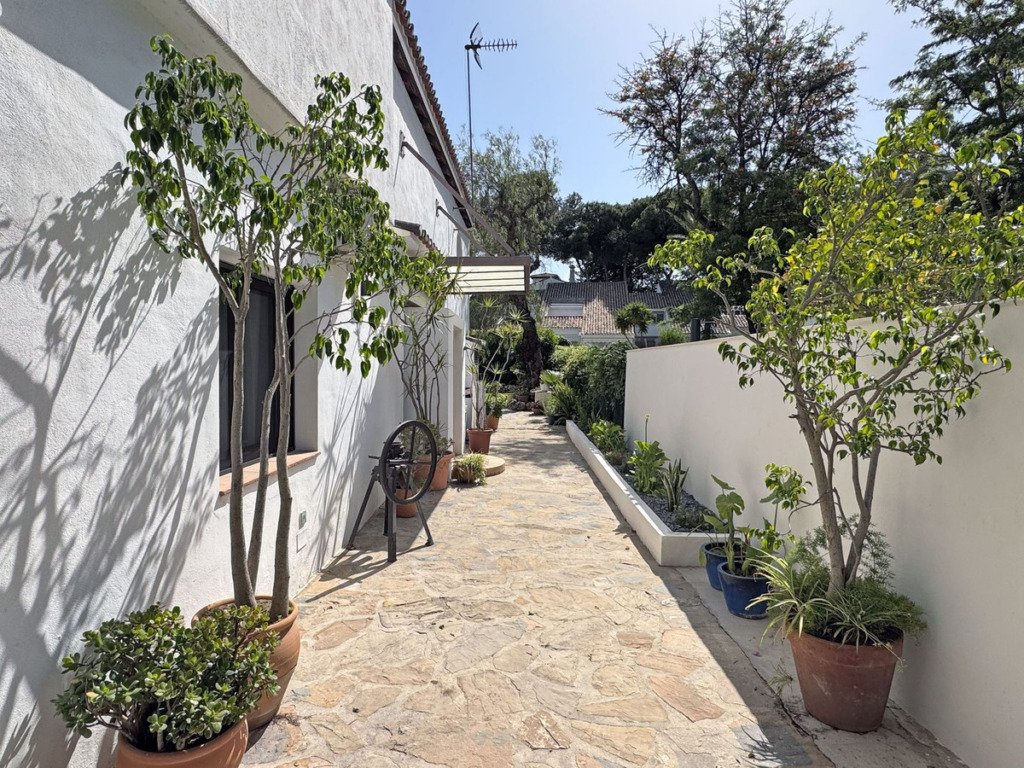 Villa – Chalet — Nueva Andalucía
