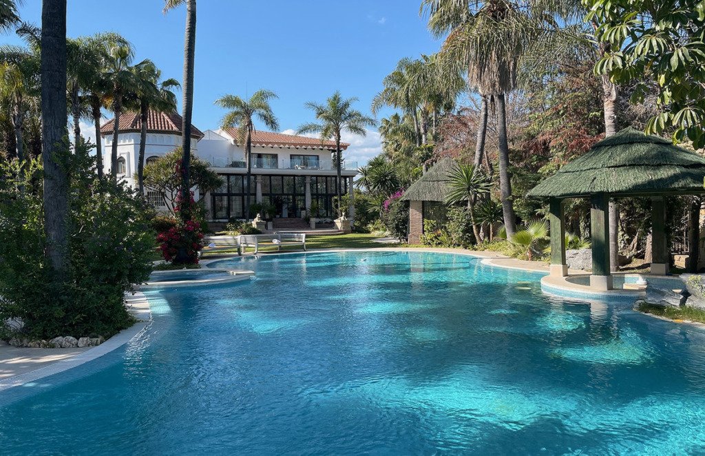 Detached Villa — Nueva Andalucía