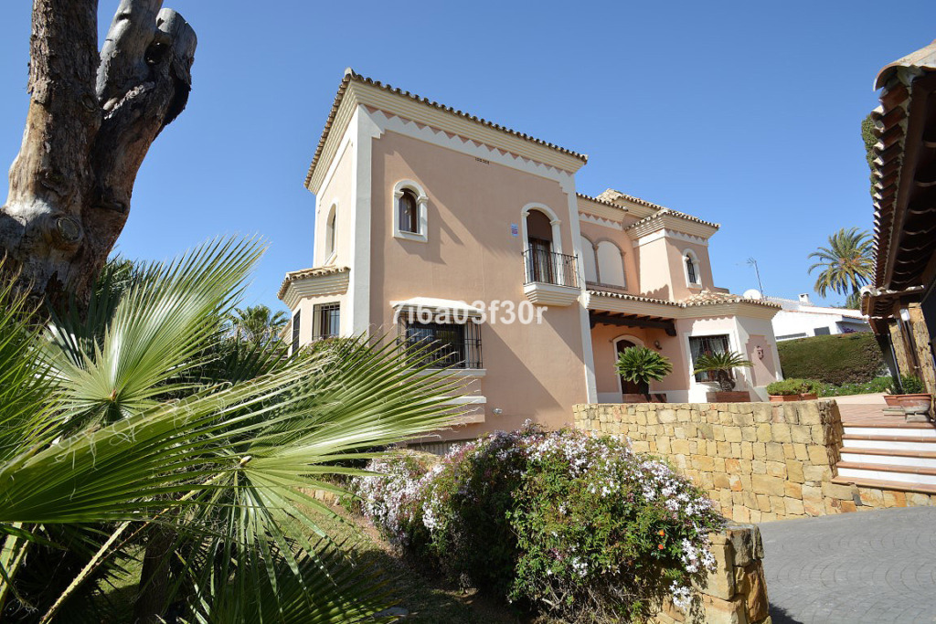 Villa – Chalet — Nueva Andalucía