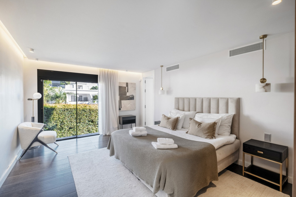 Detached Villa — Nueva Andalucía