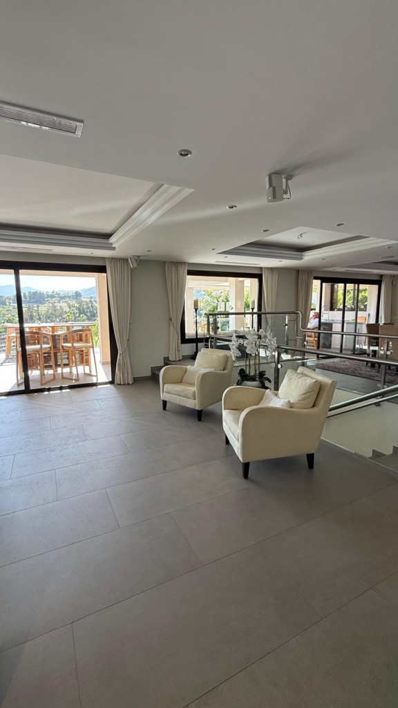 Detached Villa — Nueva Andalucía