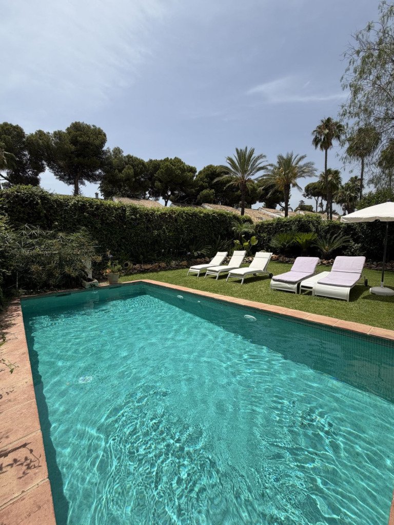 Villa – Chalet — Nueva Andalucía