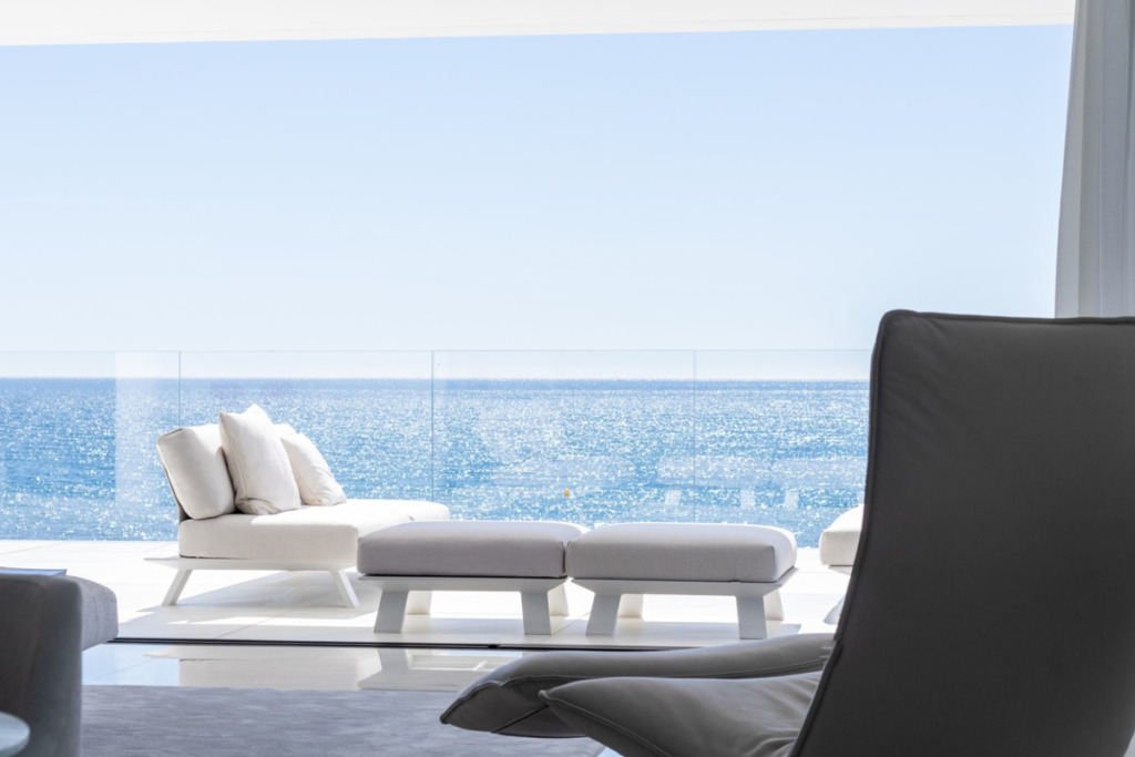 Апартамент средний этаж — Estepona
