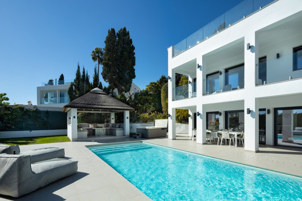Detached Villa — Nueva Andalucía